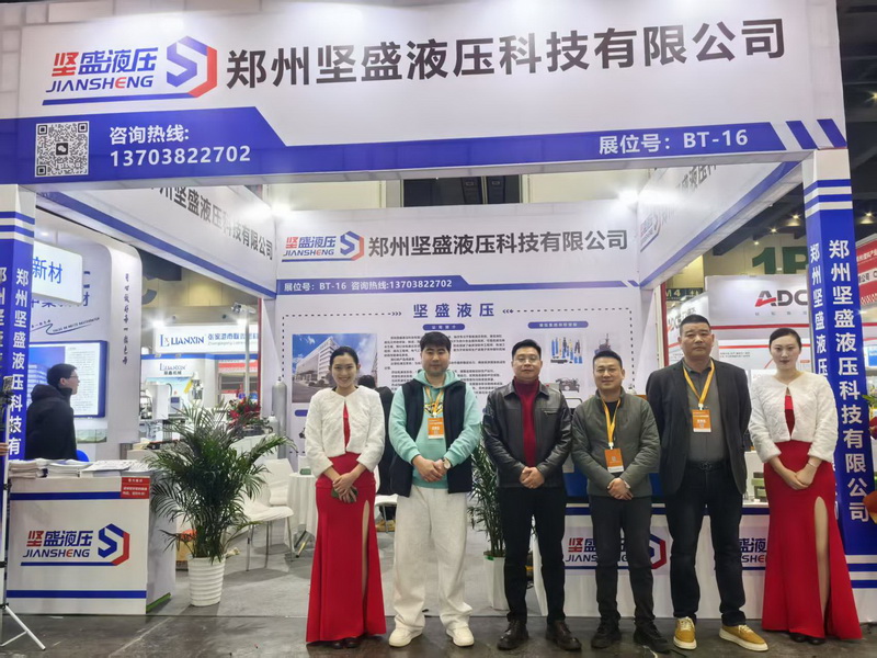 现场客户参观郑州k8凯发天生赢家一触即发液压展位 现场客户参观郑州k8凯发天生赢家一触即发液压展位