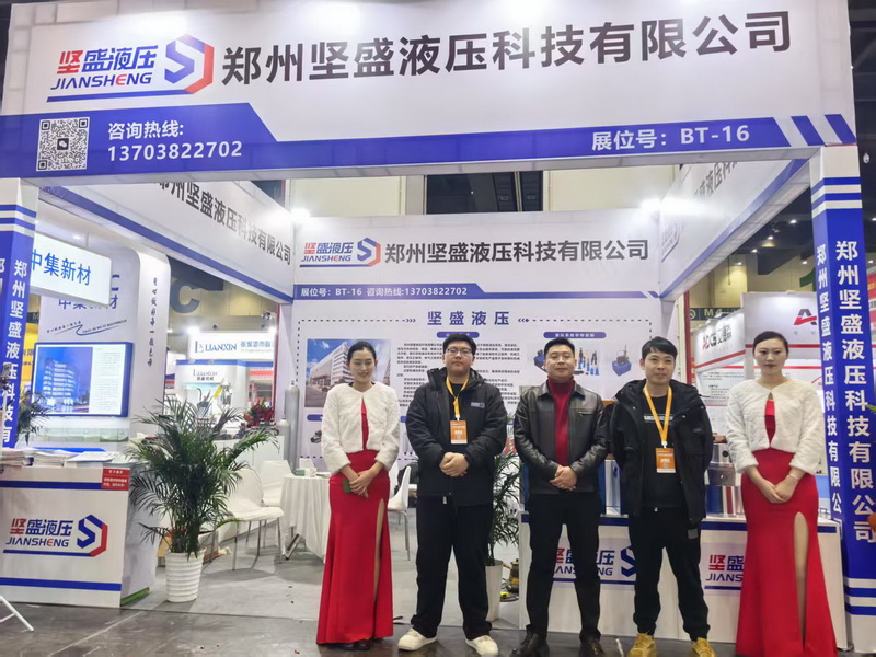 k8凯发天生赢家一触即发液压工作人员合影 k8凯发天生赢家一触即发液压工作人员合影